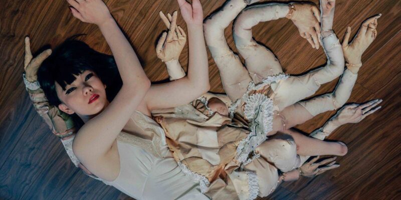 Mari Katayama, trasforma il suo corpo in una scultura vivente