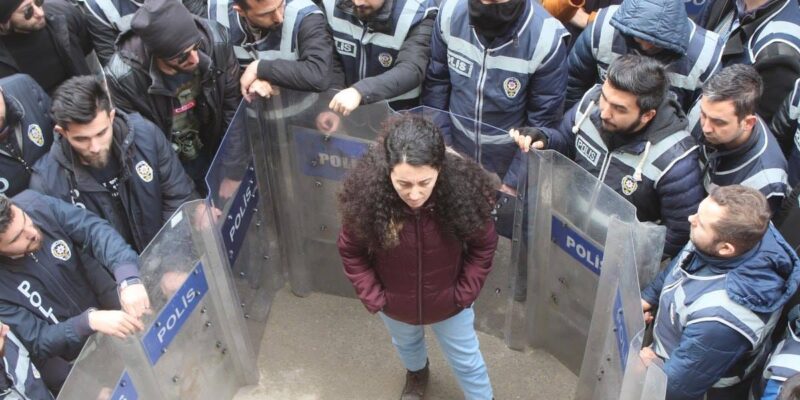 Ebru Günay accerchiata dalla polizia