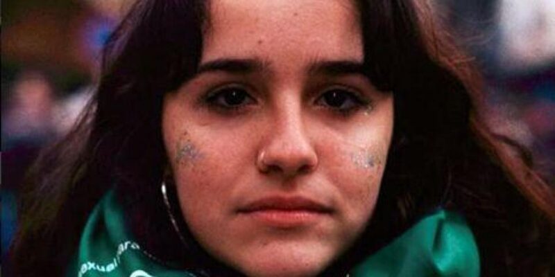 Ofelia Fernandez giovane attivista argentina porta il femminismo nella politica e dà voce alle ragazze adolescenti scese in piazza per la legge sull'aborto