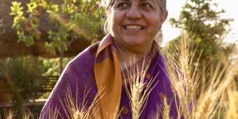 Vandana Shiva, attivista indiana. Combatte per salvaguardare la diversità biologica contro le biotecnologie delle multinazionali agroalimentari.